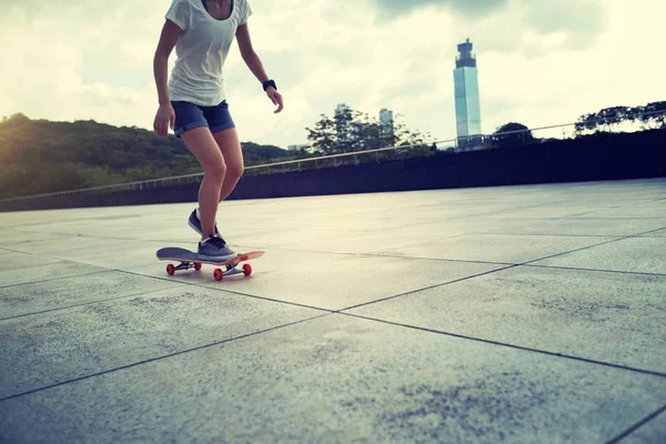 Femme Pratiquant Avec Skateboard Lever Soleil Ville — Photo