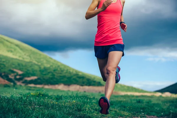 健身女子小径赛跑者在山上奔跑 — 图库照片