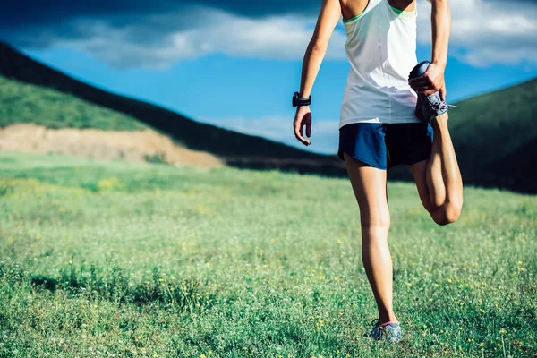 Fitness Mujer Trail Runner Calentamiento Antes Correr Las Montañas —  Fotos de Stock