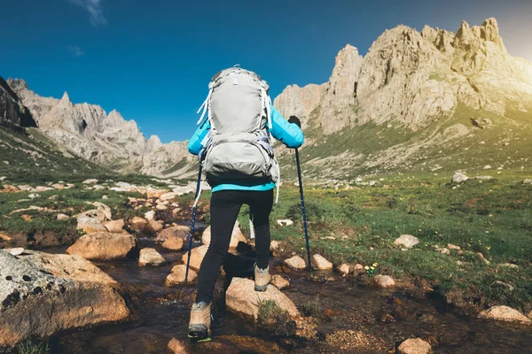 Zaino Spalla Escursionista Donna Piedi Belle Montagne — Foto Stock