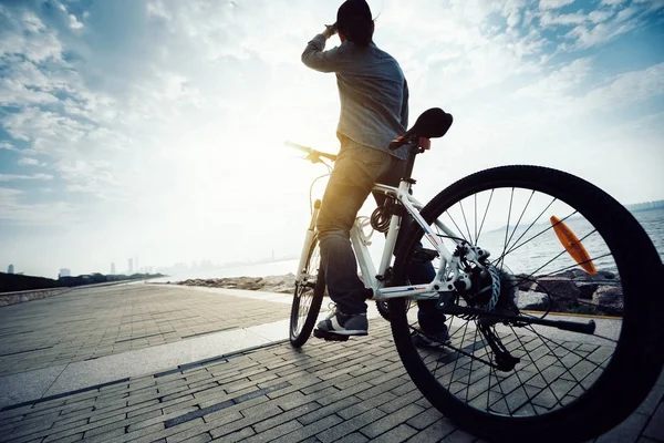 Cyklista Při Pohledu Krásnou Krajinu Při Jízdě Kole Cestě Pobřeží — Stock fotografie