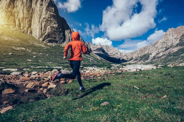 Femme Trail Runner Courir Sur Belles Montagnes — Photo