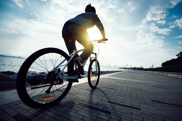 Cyklista Kole Východ Slunce Pobřežní Stezka — Stock fotografie