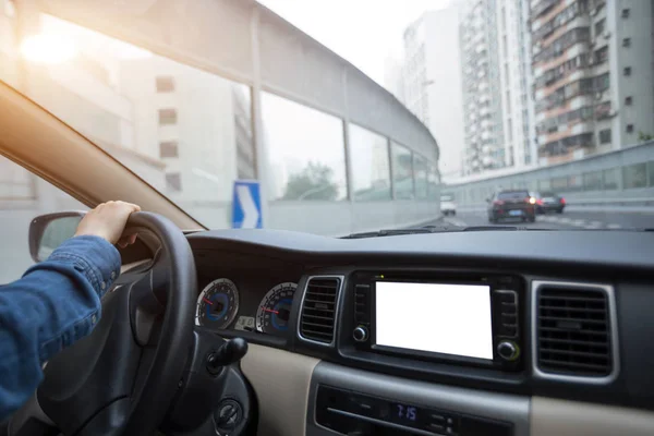 Handen Het Stuur Van Een Rijdende Auto Stad Straat — Stockfoto