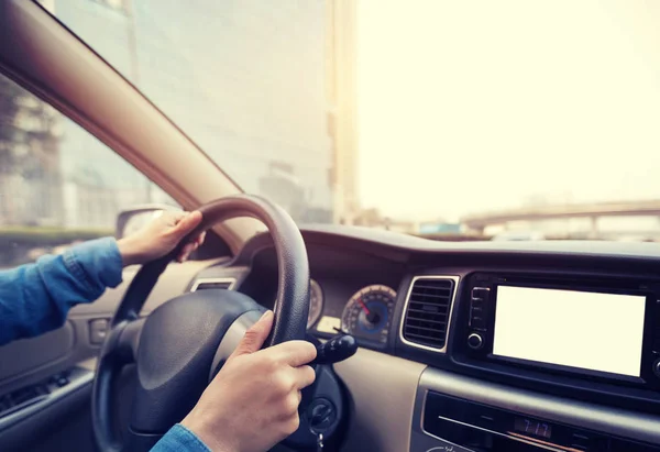 Handen Het Stuur Van Een Rijdende Auto Stad Straat — Stockfoto