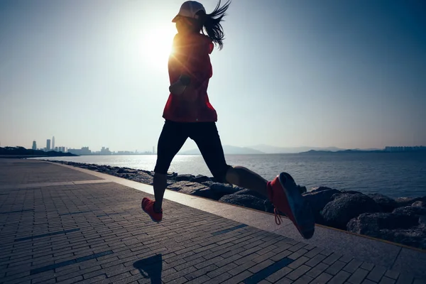 Sportliche Junge Fitness Frau Läuft Bei Sonnenaufgang Meer — Stockfoto