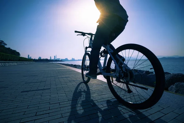 Silhouette Radfahrer Fahrrad Fahren Der Sonnenaufgang Küstenstraße — Stockfoto
