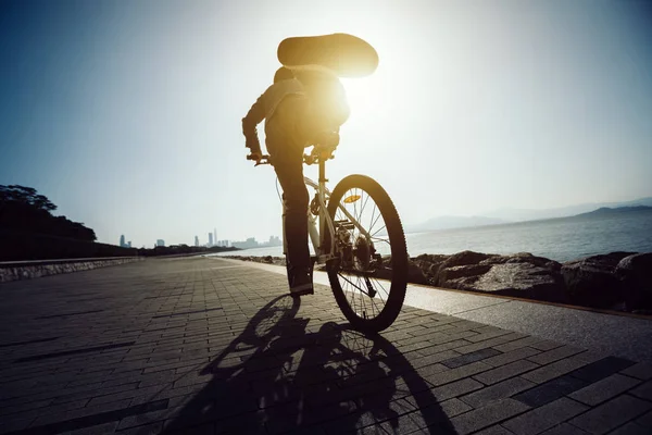 Silhouette Radfahrer Steigt Auf Fahrrad Der Sonnenaufgang Küstenstraße — Stockfoto