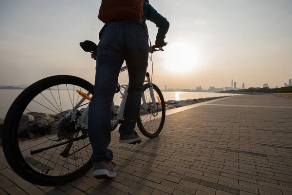 Silhueta Ciclista Entrar Bicicleta Estrada Costa Nascer Sol — Fotografia de Stock