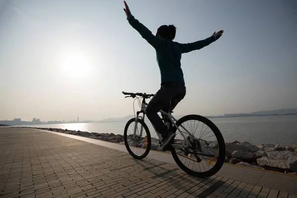 Силует Велосипедист Їзда Велосипеді Узбережжі Сонця — стокове фото