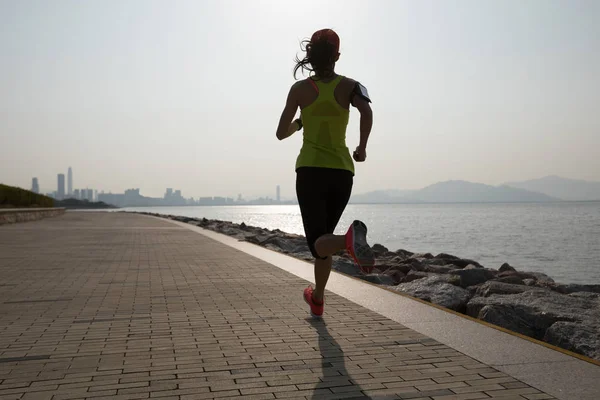 运动的年轻健身妇女运行在日出海岸小径 — 图库照片