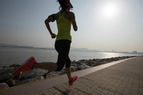 运动的年轻健身妇女运行在日出海岸小径 — 图库照片