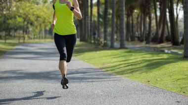 tropikal Parkı'nda çalışan sportif genç fitness kadın