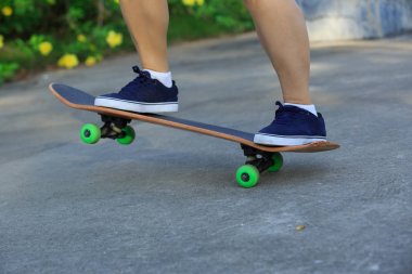 Kaykaycı bacaklar skatepark içinde pratik  
