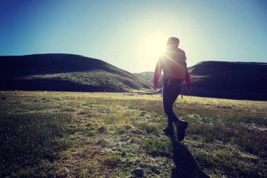 sırt çantasıyla kadın hiker gündoğumu dağlarda hiking