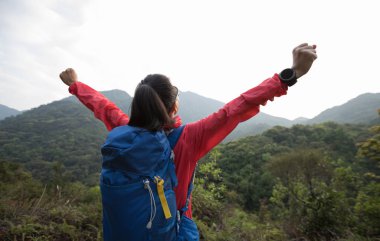 mutlu bir kadın sabah dağ Vadisi üzerinde manzarayı uzun yürüyüşe çıkan kimse