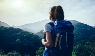 kadın backpacker sabah dağ Vadisi üzerinde manzarayı