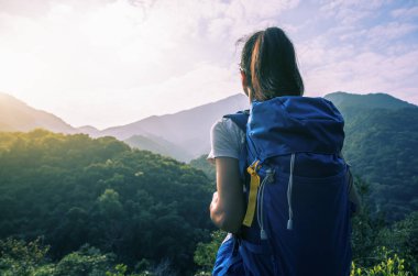 kadın sabah dağ Vadisi üzerinde manzarayı uzun yürüyüşe çıkan kimse