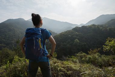 kadın backpacker sabah dağ Vadisi üzerinde manzarayı