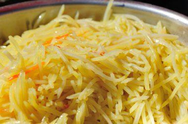 pişmiş doğranmış patates ve havuç kap içinde