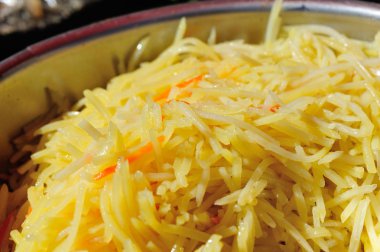 pişmiş doğranmış patates ve havuç kap içinde