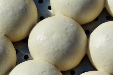 Çince bir kap içinde buns atmak