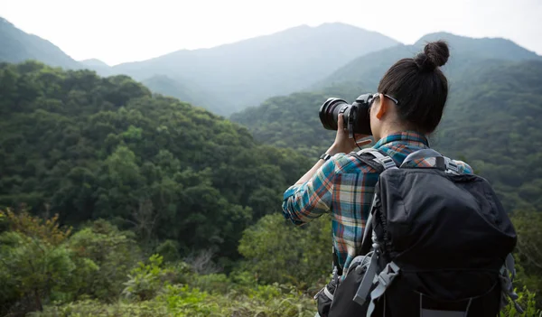 朝の山の森林に女性カメラマン撮影写真 — ストック写真