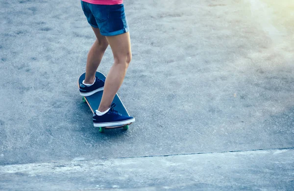 Skater Nogi Praktykujących Rampie Skatepark — Zdjęcie stockowe