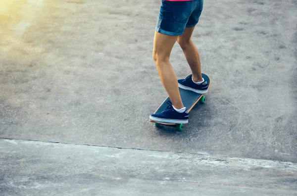 Skateboarder Beine Üben Auf Skatepark Rampe — Stockfoto