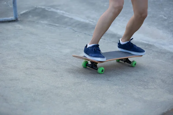 Скейтбордистські Ноги Практикуються Скейтпарковій Рампі — стокове фото