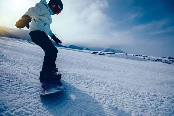 Snowboardåkare Sluttningen Vinter Berg — Stockfoto