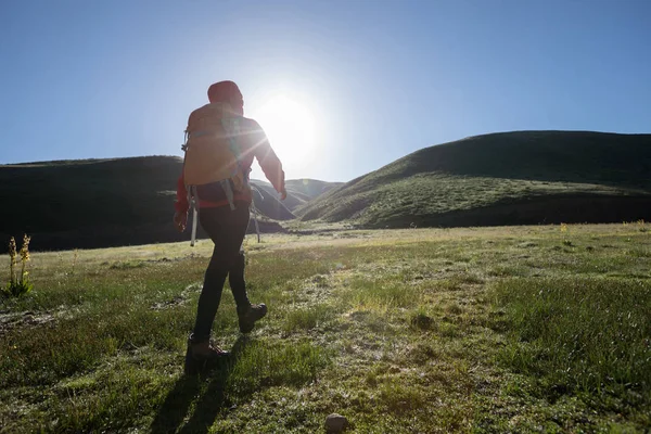 Backpacking Γυναίκα Πεζοπόρος Πεζοπορία Στα Βουνά Ανατολή Ηλίου — Φωτογραφία Αρχείου
