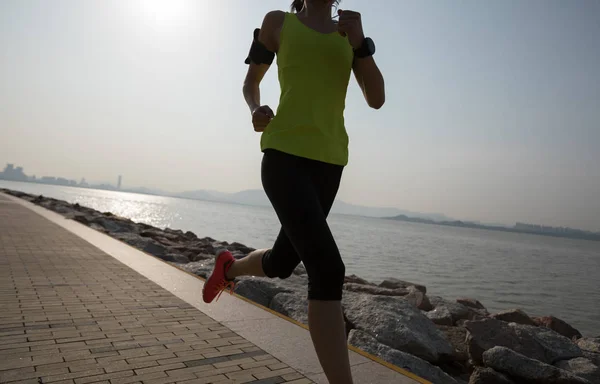 Young Fitness Sportswoman Running Sunrise Coast Trail — Stock Photo, Image