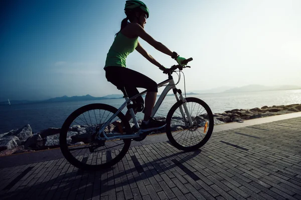 Γυναίκα Ποδηλάτης Ιππασία Ποδήλατο Βουνού Στην Παραλία — Φωτογραφία Αρχείου