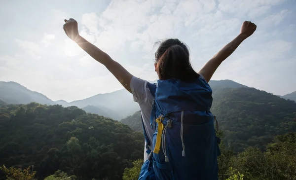Happy Woman Hiker Enjoying View Morning Mountain Valley — Stock Photo, Image