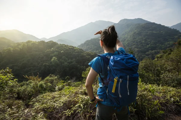 Mochilera Disfrutando Vista Valle Montaña Mañana — Foto de Stock