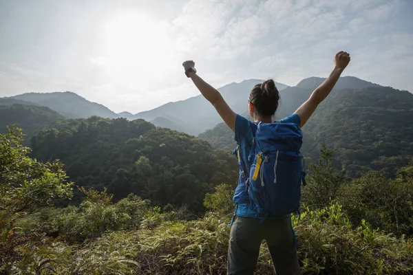 Udany Kobieta Turysta Podziwiając Widok Doliny Górskie Rano — Zdjęcie stockowe