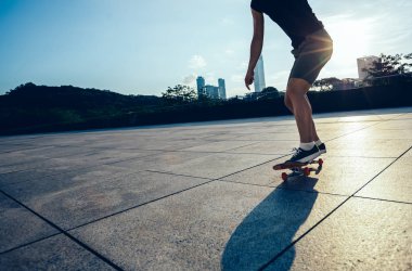 Kaykaycı bacaklar gündoğumu city adlı kaykay