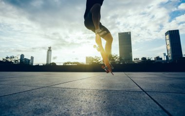 Kaykaycı bacaklar gündoğumu city adlı kaykay