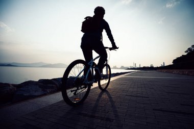 bisikletçi binicilik bisiklet gündoğumu sahil yolu