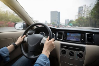 Şehir üzerinde Gps navigasyon ile sokak araba kadın