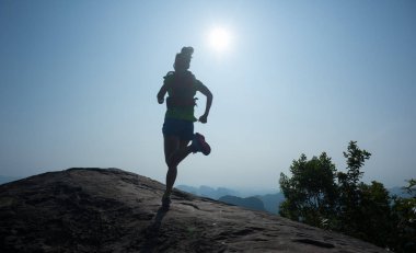 gündoğumu dağın tepesinde için çalışan başarılı kadın iz