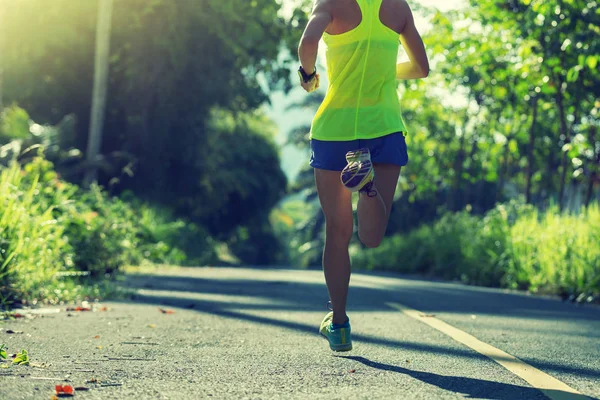 Jonge Vrouw Fitness Waarop Ochtend Bospad — Stockfoto