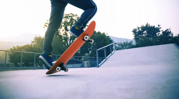 Skateboarder Jambes Skateboard Skatepark — Photo
