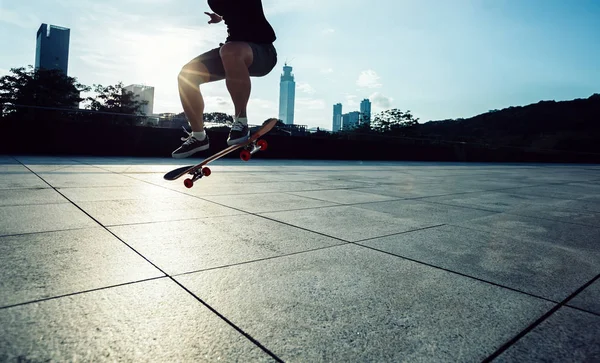 Skater Nogi Skateboardingu Wschód Miasta — Zdjęcie stockowe