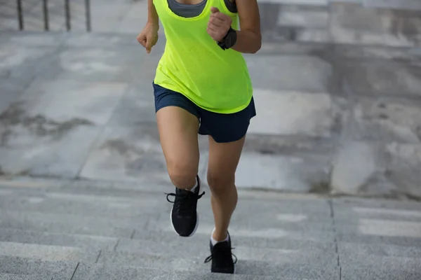 Młody Fitness Kobieta Działa Górę Schodach Miasta — Zdjęcie stockowe