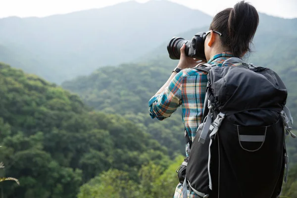 Kadın Fotoğrafçı Alarak Resmi Sabah Dağ Orman Için — Stok fotoğraf