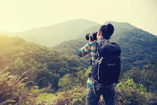 Woman Photographer Taking Photo Morning Mountain Forest — Stock Photo, Image