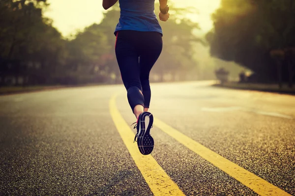 Deportista Fitness Corriendo Por Sendero Vista Trasera — Foto de Stock