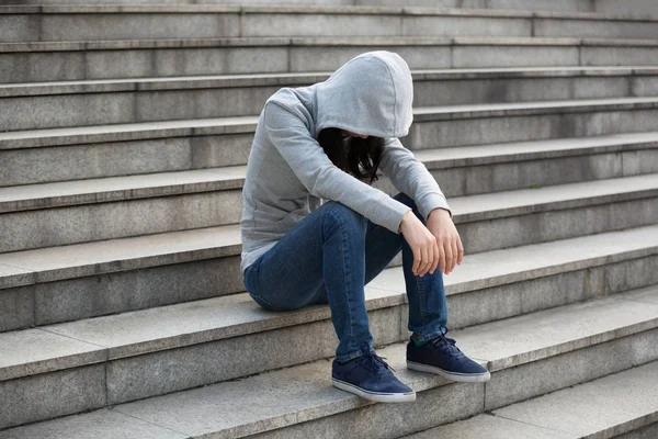 Mujer Molesta Sentada Sola Las Escaleras Ciudad —  Fotos de Stock